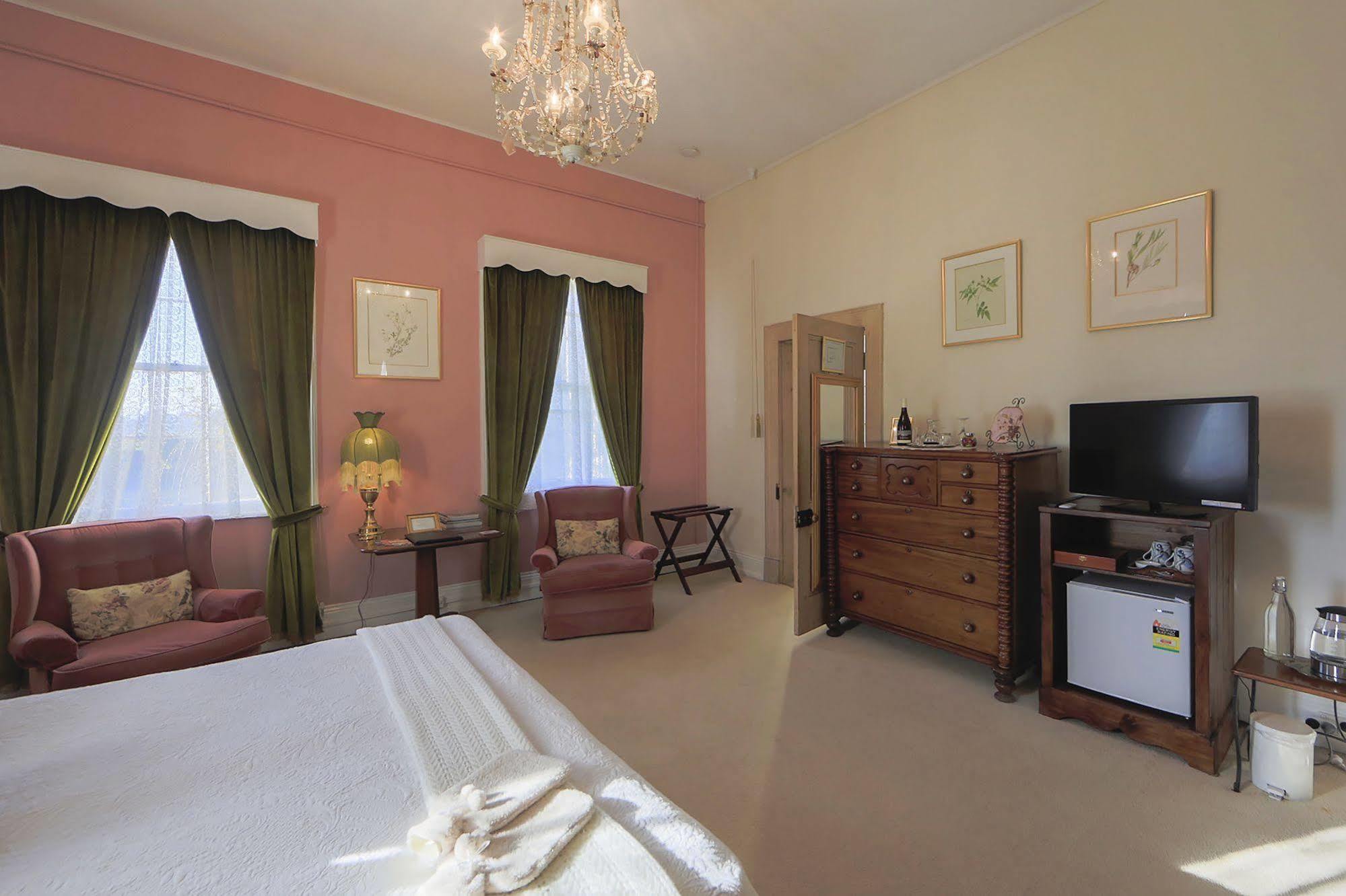 The Racecourse Inn Longford Bagian luar foto